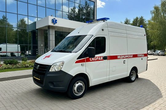 Автомобиль скорой помощи для транспортировки больных у клиники
