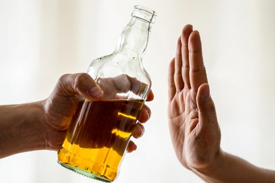 Мужчина отказывается от алкоголя