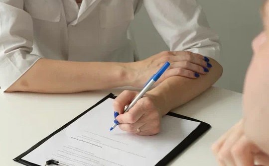 Нарколог консультирует пациента по вопросам лечения наркомании