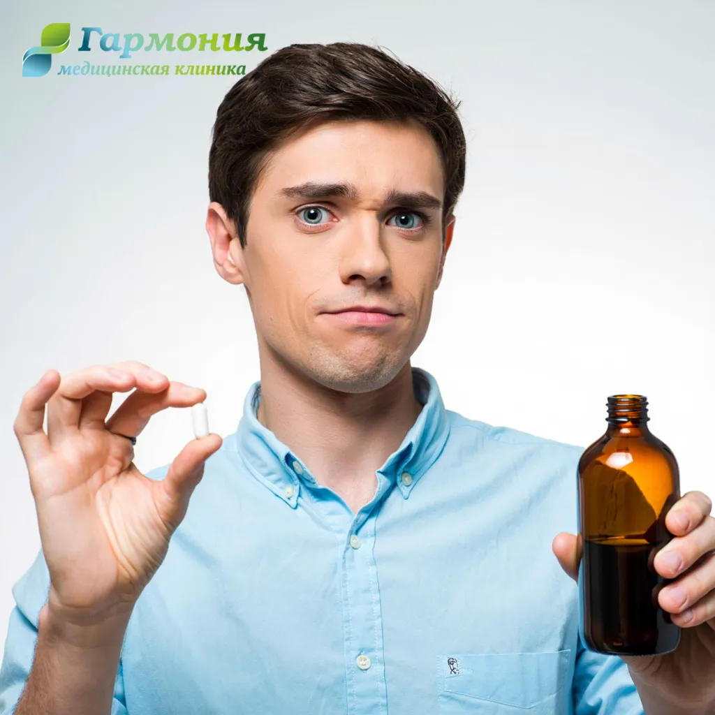 Мужчина с таблеткой и бутылкой спиртного