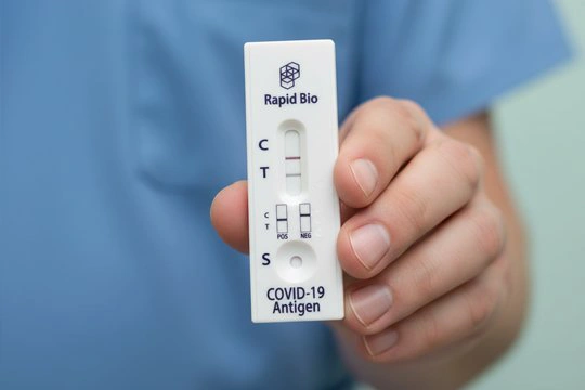 Врач держит в руке тест на коронавирус Covid-19