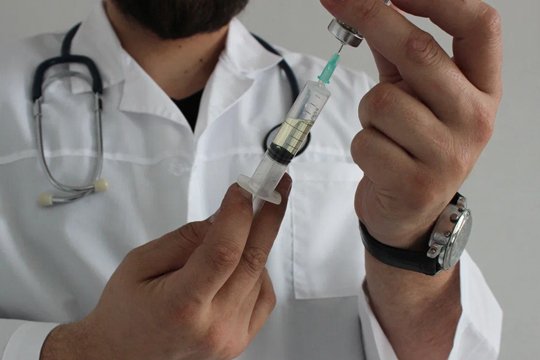 Врач набирает шприцом из ампулы препарат Дисульфирам