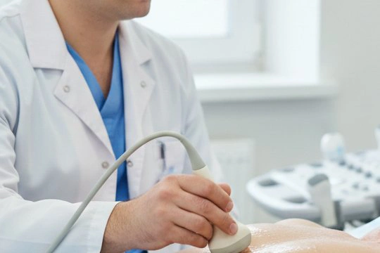 Врач проводит процедуру УЗИ сердца для пациента